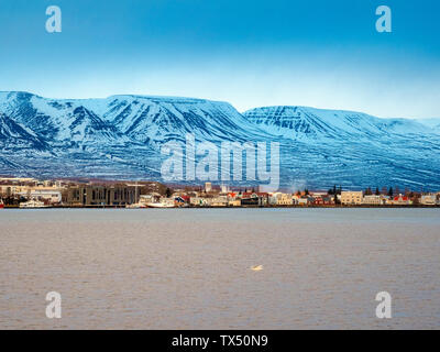 Island, Stadtbild von Akureyri mit den Hafen vor Sonnenuntergang im Winter Stockfoto