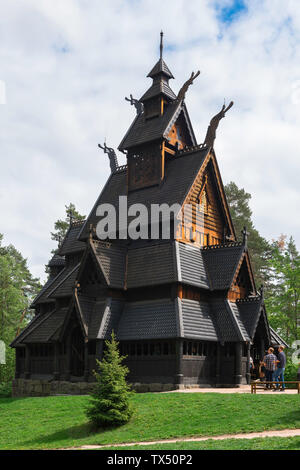 Die Stabkirche in Norwegen, im Sommer eine traditionelle norwegische Stabkirche im Norsk folkemuseum in der bygdøy Bereich von Oslo, Norwegen. Stockfoto