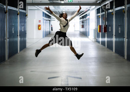 Frau springen in Parkplatz Stockfoto