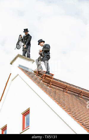 Zwei Schornsteinfeger Arbeiten am Haus Dach Stockfoto