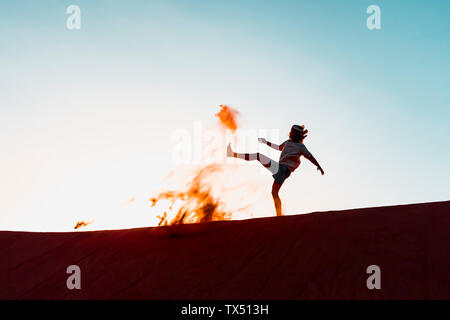 Sultanat Oman Wahiba Sands, Mitte der erwachsenen Mann spielt mit Sand in der Wüste Stockfoto