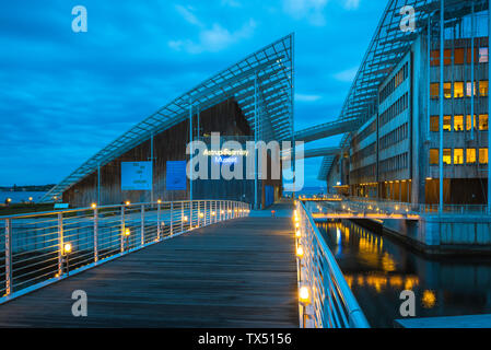 Renzo Piano, Aussicht bei Nacht der Astrup Fearnley Museet Gebäude, das von Renzo Piano entworfene auf Tjuvholmen Insel im Hafen der Stadt Oslo, Norwegen. Stockfoto