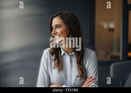 Porträt der glückliche junge geschäftsfrau seitlich auf der Suche Stockfoto