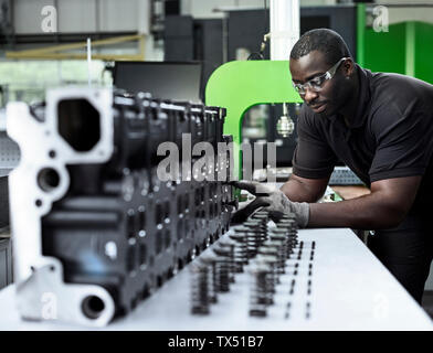 Der Mensch arbeitet, Prüfen der Komponenten Stockfoto