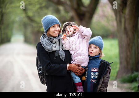 Portrait der glücklichen Mutter mit Sohn und Tochter in einem Park Stockfoto