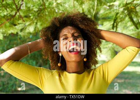 Porträt der jungen Frau schreien vor Freude Stockfoto