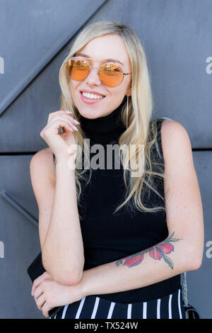 Portrait von fahionable junge Frau Sonnenbrille tragen Stockfoto