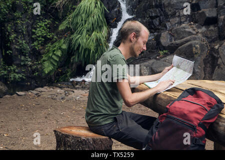 Wanderer eine Pause am Rastplatz, Barranco El Cedro, La Gomera, Kanarische Inseln, Spanien Stockfoto