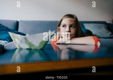 Schwere Mädchen ihren Kopf auf Tisch zu Hause ausruhen Stockfoto