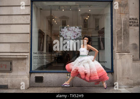 Royal Opera Arcade Gallery, London, Großbritannien. 24. Juni 2019. "Die getarnte Schönheit der Mode', Ausstellung des niederländischen Künstlers, Isabelle van Zeijl läuft vom 24. bis 30. Juni 2019, als Teil der Mayfair Kunst Wochenende. Isabelle van Zeijl auffallend fotografischen Selbstporträts merge Referenzen von den Alten Meistern, mit modernen Verbraucher Bildsprache. Credit: Malcolm Park/Alamy Leben Nachrichten. Stockfoto