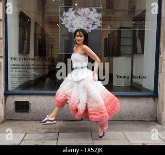 Royal Opera Arcade Gallery, London, Großbritannien. 24. Juni 2019. "Die getarnte Schönheit der Mode', Ausstellung des niederländischen Künstlers, Isabelle van Zeijl läuft vom 24. bis 30. Juni 2019, als Teil der Mayfair Kunst Wochenende. Isabelle van Zeijl auffallend fotografischen Selbstporträts merge Referenzen von den Alten Meistern, mit modernen Verbraucher Bildsprache. Credit: Malcolm Park/Alamy Leben Nachrichten. Stockfoto