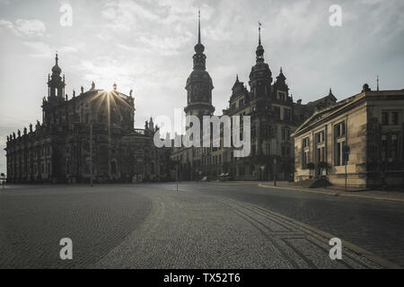 Deutschland, Sachsen, Dresden, Theaterplatz, Schloss Dresden, Dresden Dom gegen die Morgensonne Stockfoto