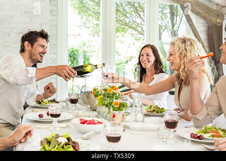 Hapüpy Familie zusammen feiern, trinken Wein Stockfoto