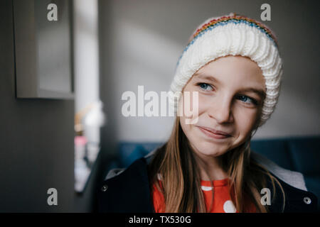 Portrait von Mädchen mit Wooly hat zu Hause Stockfoto