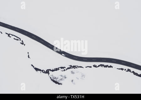 Österreich, Tirol, Galtür, Blick auf die Straße und Fluss im Winter Stockfoto