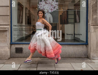 Royal Opera Arcade Gallery, London, Großbritannien. 24. Juni 2019. "Die getarnte Schönheit der Mode', Ausstellung des niederländischen Künstlers, Isabelle van Zeijl läuft vom 24. bis 30. Juni 2019, als Teil der Mayfair Kunst Wochenende. Isabelle van Zeijl auffallend fotografischen Selbstporträts merge Referenzen von den Alten Meistern, mit modernen Verbraucher Bildsprache. Credit: Malcolm Park/Alamy Leben Nachrichten. Stockfoto