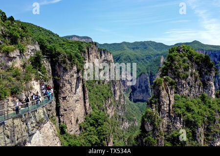 (190624) - ZHENGZHOU, Juni 24, 2019 (Xinhua) - luftaufnahme am 21. Mai 2019 zeigt die Landschaft des Yuntai Mountain Scenic Area in Jiaozuo, einer Stadt in der chinesischen Provinz Henan. Im zentralen Teil von China, Henan liegt in der Mitte - geringere Reichweite des Gelben Flusses, der längste Fluss des Landes. Neben seinem reichen historischen und kulturellen Ressourcen sowie natürliche Landschaften, Henan, als wichtigste landwirtschaftliche Provinz, ist auch als wichtigsten produzierenden Bereich der landwirtschaftlichen Produkte in China angesehen. Die Ideen der "klaren Gewässern und üppigen Berge sind wertvolle Vermögenswerte", Stockfoto