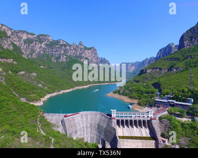 (190624) - ZHENGZHOU, Juni 24, 2019 (Xinhua) - luftaufnahme am 28. April, 2017 zeigt die Landschaft des Yuntai Mountain Scenic Area in Jiaozuo, einer Stadt in der chinesischen Provinz Henan. Im zentralen Teil von China, Henan liegt in der Mitte - geringere Reichweite des Gelben Flusses, der längste Fluss des Landes. Neben seinem reichen historischen und kulturellen Ressourcen sowie natürliche Landschaften, Henan, als wichtigste landwirtschaftliche Provinz, ist auch als wichtigsten produzierenden Bereich der landwirtschaftlichen Produkte in China angesehen. Die Ideen der "klaren Gewässern und üppigen Berge sind ein unschätzbares Vermögen' Stockfoto