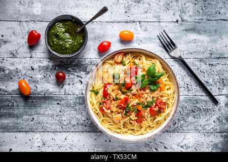 Spaghetti mit Lachs Tomaten Sauce und Bärlauch pesto Stockfoto