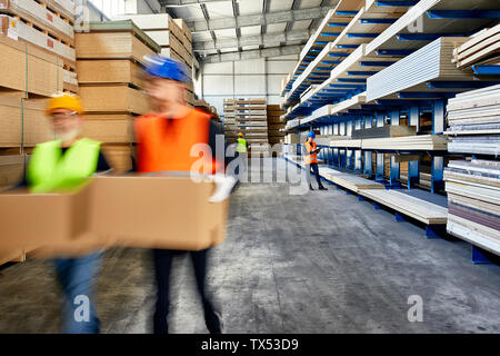 Arbeitnehmer, und Kisten in Werks- und Lagergebäude Stockfoto