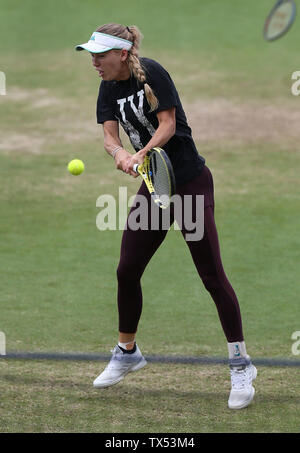 Eastbourne, Großbritannien. 24. Juni 2019 Caroline Wozniacki aus Dänemark auf der Praxis am Tag drei der Natur Tal Internationalen an der Devonshire Park. Credit: James Boardman/Alamy leben Nachrichten Stockfoto