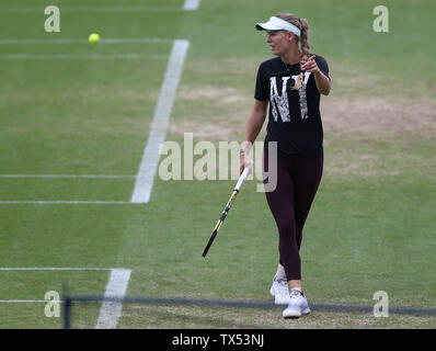 Eastbourne, Großbritannien. 24. Juni 2019 Caroline Wozniacki aus Dänemark auf der Praxis am Tag drei der Natur Tal Internationalen an der Devonshire Park. Credit: James Boardman/Alamy leben Nachrichten Stockfoto