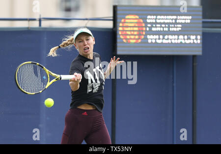 Eastbourne, Großbritannien. 24. Juni 2019 Caroline Wozniacki aus Dänemark auf der Praxis am Tag drei der Natur Tal Internationalen an der Devonshire Park. Credit: James Boardman/Alamy leben Nachrichten Stockfoto