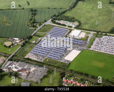 Luftaufnahme von über hundert Solarmodule (PV-Zellen) auf einem Parkplatz an der Bentley auto Fabrikanlage, Crewe, Cheshire Vereinigtes Königreich Stockfoto