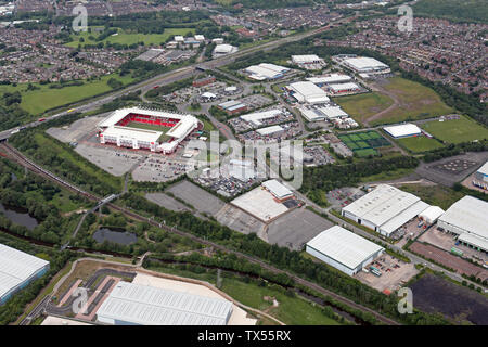 Luftaufnahme von Stoke zeigt die A50 Road, Bet365 Fußball-Stadion und verschiedenen Industrie- & Business Units, Staffordshire, Großbritannien Stockfoto