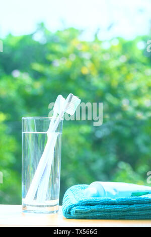 Zahnbürsten Zahnpasta, Gläser, Handtücher, Nudel waschen Milch und andere Pflegeprodukte Stockfoto