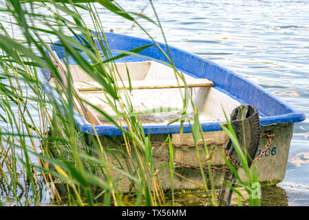 Boot liegt in den See in der Reed Stockfoto