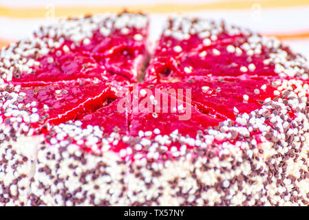 Kirsch Sahnetorte wird in Stücke geschnitten Stockfoto