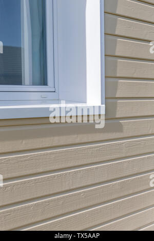 Haus Isolierung. Blick auf housse Wandkonstruktion mit isolierenden Holzverkleidung in countryard Stockfoto