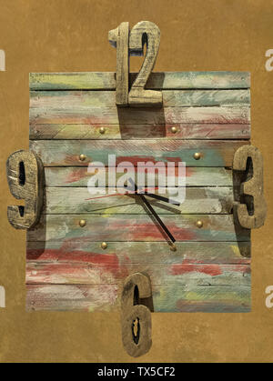 Wanduhr mit Holzbrettern gemalt mit den Farben des Regenbogens Stockfoto