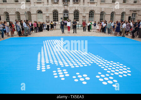 Fliegen Sie in die Flagge hat eine Woche von Veranstaltungen mit einer Zeremonie in Somerset House, mit Schülern heben eine riesige Flagge entworfen von Ai Weiwei. Die Veranstaltung wurde von Kate McGrath, Direktor der Kraftstoff erstellt und hatte reden von Samuel West, Khalid Abdallah und Michael Morpurgo. Die Teilnehmer hörten über Kopfhörer mit der Allgemeinen Erklärung der Menschenrechte. Stockfoto