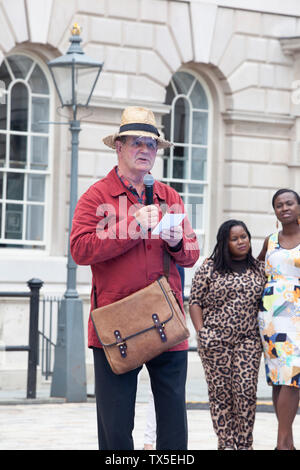 Fliegen Sie in die Flagge hat eine Woche von Veranstaltungen mit einer Zeremonie in Somerset House, mit Schülern heben eine riesige Flagge entworfen von Ai Weiwei. Die Veranstaltung wurde von Kate McGrath, Direktor der Kraftstoff erstellt und hatte reden von Samuel West, Khalid Abdallah und Michael Morpurgo. Die Teilnehmer hörten über Kopfhörer mit der Allgemeinen Erklärung der Menschenrechte. Stockfoto