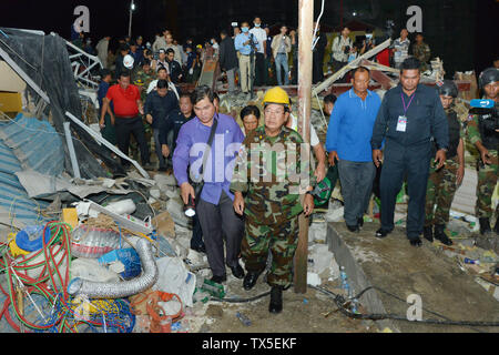 Phnom Penh, Kambodscha. 24. Juni, 2019. Kambodschanischen Premierminister Samdech Hun Sen Techo (vorne) prüft die Website der eingestürzten Gebäude in Sihanoukville City in der Provinz Preah Sihanouk Kambodscha am 24. Juni 2019. Die Zahl der Todesopfer in der Zusammenbruch eines siebenstöckigen Gebäude im Südwesten des Landes Kambodscha Preah Sihanouk Provinz frühen Samstag, wurde auf 25 gestiegen, nach den jüngsten Bericht durch das Rescue Team am Montag freigegeben. Credit: Li Lay/Xinhua/Alamy leben Nachrichten Stockfoto