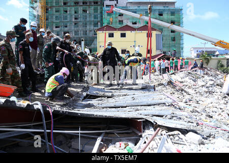 Phnom Penh, Kambodscha. 24. Juni, 2019. Retter Suche für eingeschlossene Menschen in einem eingestürzten Gebäude in Sihanoukville City in der Provinz Preah Sihanouk Kambodscha am 24. Juni 2019. Die Zahl der Todesopfer in der Zusammenbruch eines siebenstöckigen Gebäude im Südwesten des Landes Kambodscha Preah Sihanouk Provinz frühen Samstag, wurde auf 25 gestiegen, nach den jüngsten Bericht durch das Rescue Team am Montag freigegeben. Credit: Li Lay/Xinhua/Alamy leben Nachrichten Stockfoto