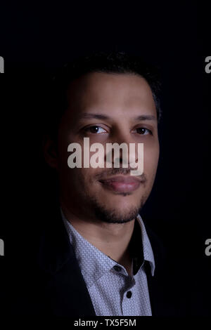 Portrait von attraktiven Mann im Anzug Stockfoto