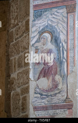 SOVANA, Toskana, Italien - 16. Juni 2019 - Antike Kunstwerke, Buße, in der Concattedrale dei Santi Pietro e Paolo aka Dom von Sovana. Stockfoto