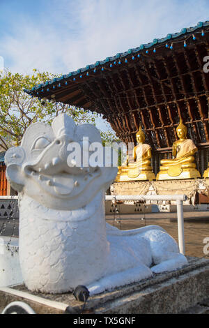 Statuen an Seema Malakaya auf Bere See, Colombo, Sri Lanka Stockfoto