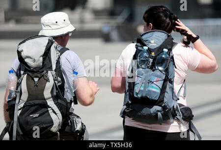 Köln, Deutschland. 24. Juni, 2019. Mit viel Wasser im Gepäck zwei Touristen besuchen Sie die Kathedrale. Credit: Oliver Berg/dpa/Alamy leben Nachrichten Stockfoto