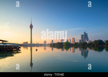 Lotus Tower auf der Beira Lake bei Sonnenaufgang, Colombo, Sri Lanka Stockfoto