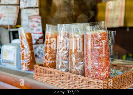 Straßenhändler, die verschiedene Arten von gegrilltem Brot in Budapest, Ungarn Stockfoto