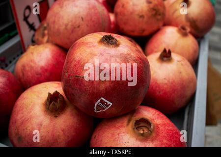 Saftige, frische, lebendige Granatapfel zum Verkauf auf einen Markt. Stockfoto