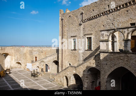 Innenhof der mittelalterlichen Miglionico schloss. Region Basilicata, Italien. Stockfoto