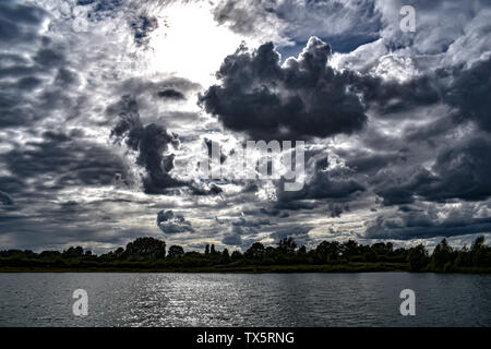 Gewitterwolken Rollen in über den ländlichen Raum in Großbritannien. Stockfoto