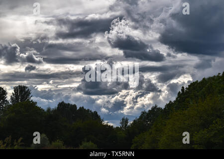 Gewitterwolken Rollen in über den ländlichen Raum in Großbritannien. Stockfoto
