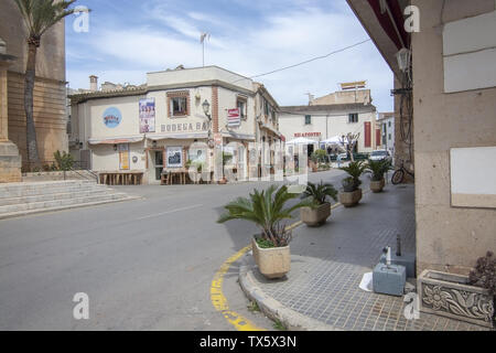 SES SALINES, MALLORCA, SPANIEN - 15 April 2019: Street View im zentralen Dorf an einem bewölkten Tag am Anfang der Saison. Stockfoto