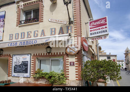 SES SALINES, MALLORCA, SPANIEN - 15 April 2019: Street View im zentralen Dorf an einem bewölkten Tag am Anfang der Saison. Stockfoto